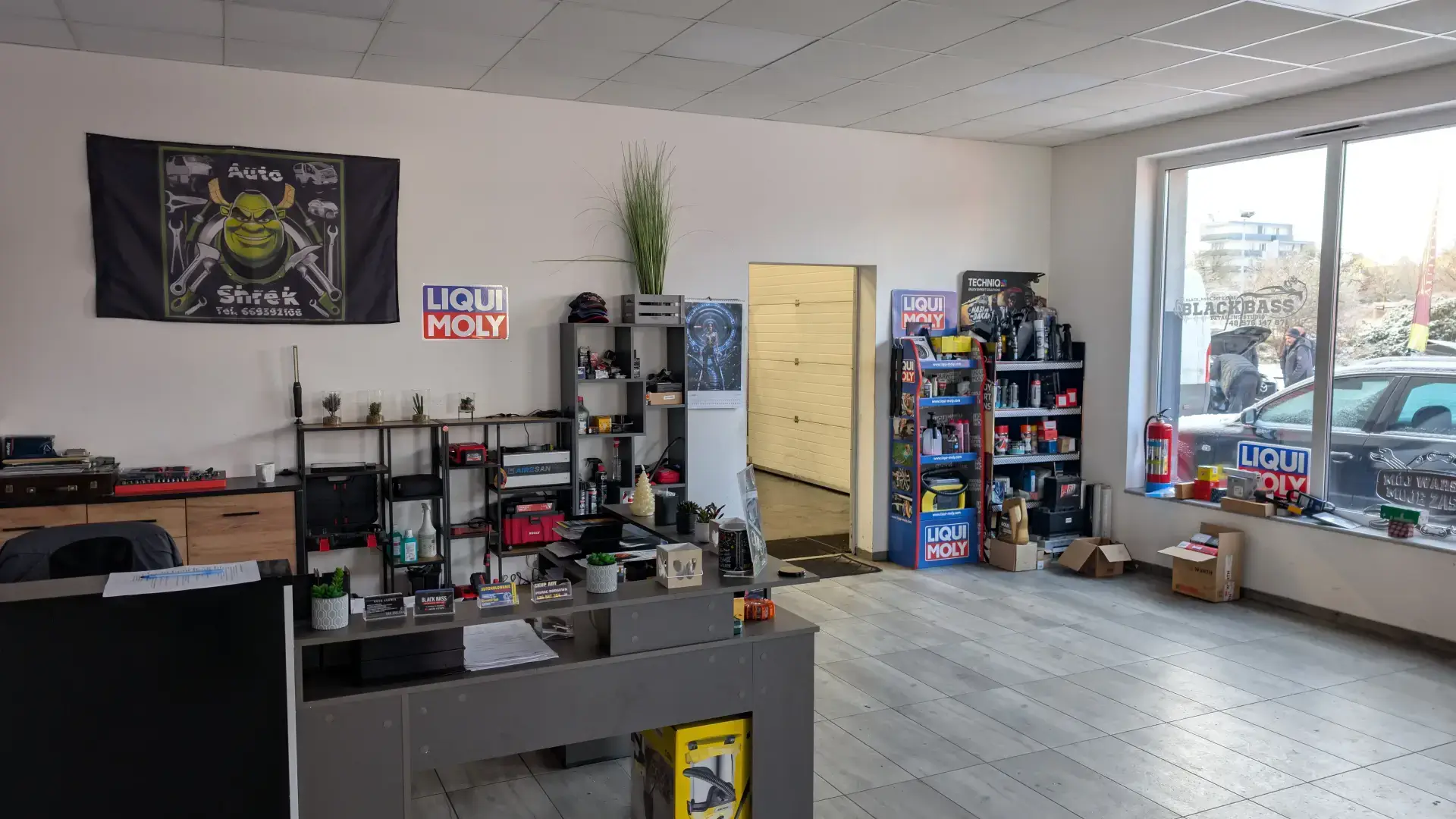 Biuro obsługi klienta Autoshrek z ekspozycją produktów Liqui Moly oraz kosmetyków samochodowych Techniq.